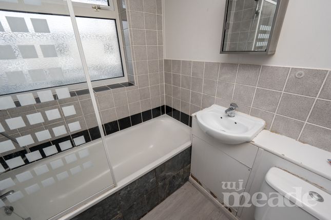 Flat for sale in Handsworth Avenue, London