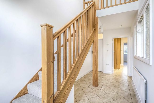 20, Hawkshill Way, Esher photo 2