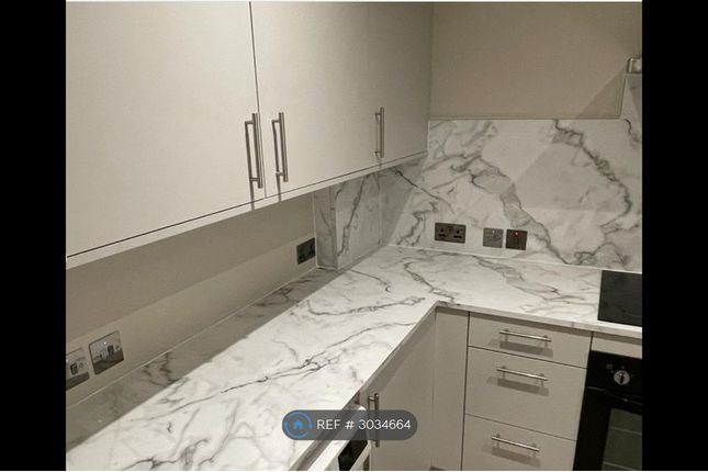 Flat, Larkhall Lane, London photo 5