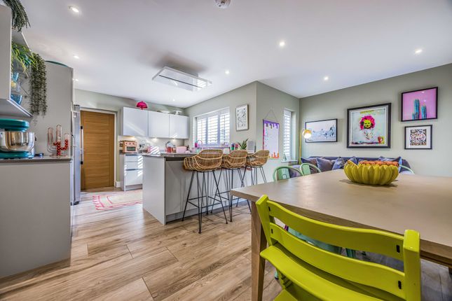 8 Laxton Meadow, Chichester photo 3