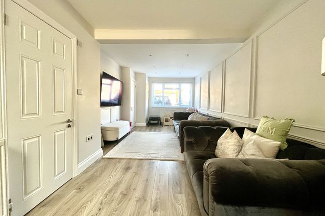 71, Hemsby Road, Chessington photo 2