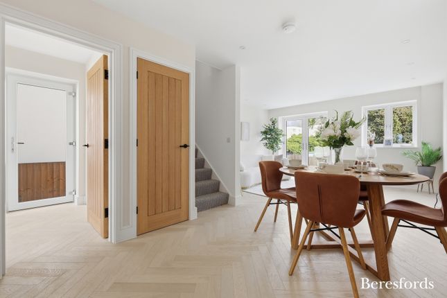 16, Warley Mount, Brentwood photo 2