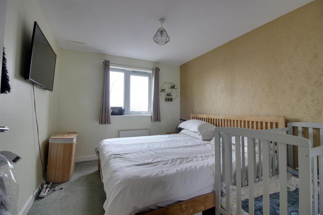 Flat to rent in Cosmopolitan Court, Main Avenue, Enfield