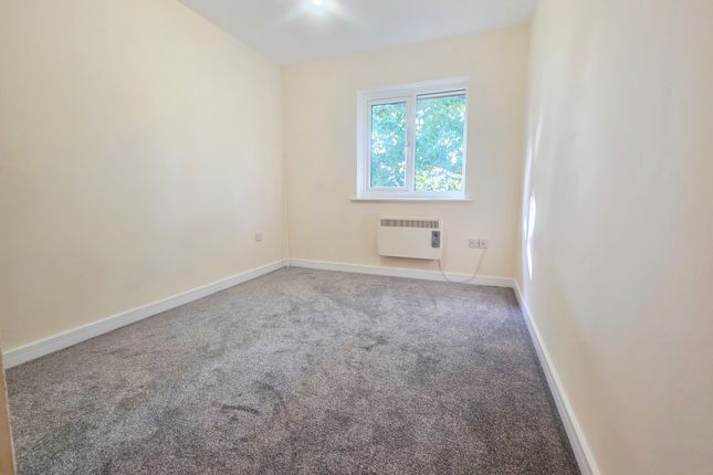 St. Georges Court, Crawley photo 4
