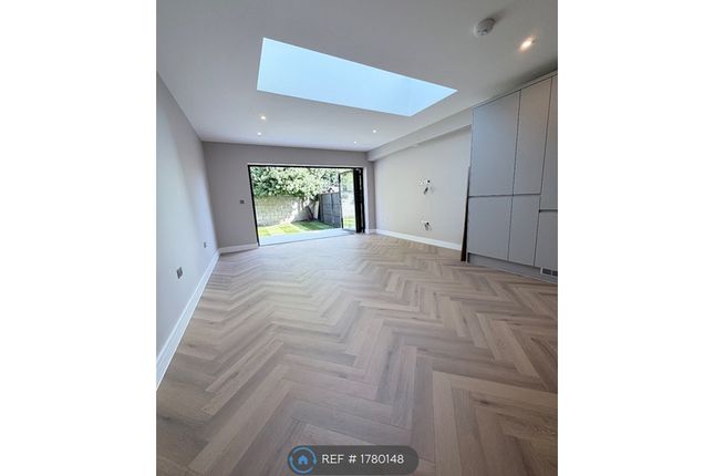 Flat, Park Avenue North, London photo 3