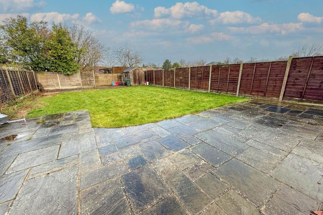 29 Penrose Avenue, Watford photo 4