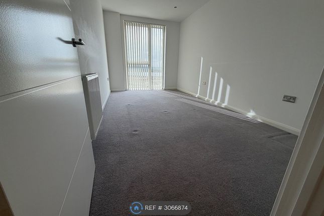 Flat, Collett Mansions Kings Hill, Barking photo 2