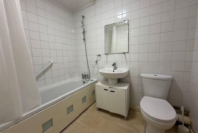 Unknown, Luton photo 2