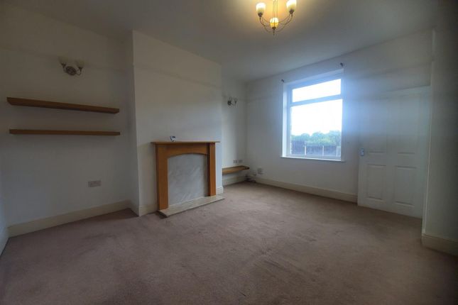401, Blackmoorfoot Road, Huddersfield photo 3