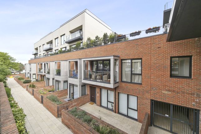 Flat for sale in Llanvanor Road, Childs Hill, London