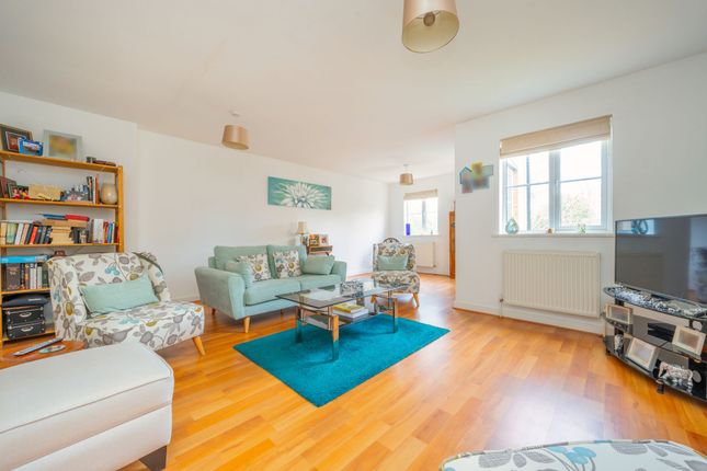 15 Sloane Court, Isleworth photo 2