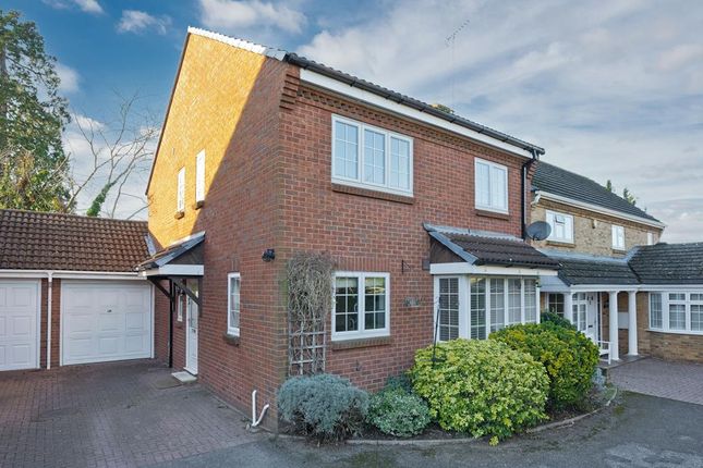 Thumbnail Detached house to rent in Southerland Close, Weybridge