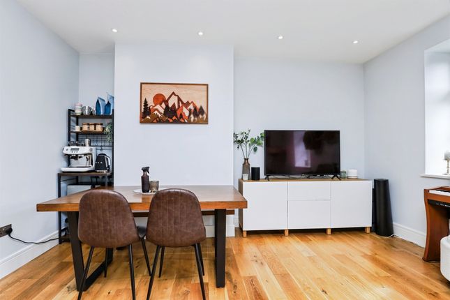 Flat 26, The Priory, Syresham Gardens, Haywards Heath photo 4