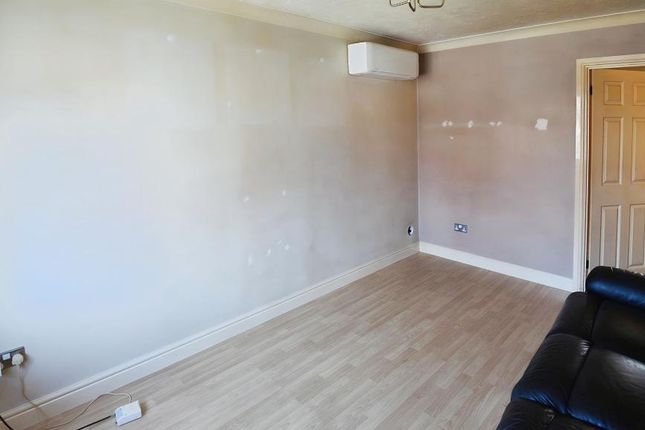 27, Henry Warby Avenue, Wisbech photo 2