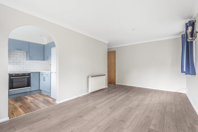 Flat 26 Shepperton Court,, Shepperton Court Drive, Surrey photo 4