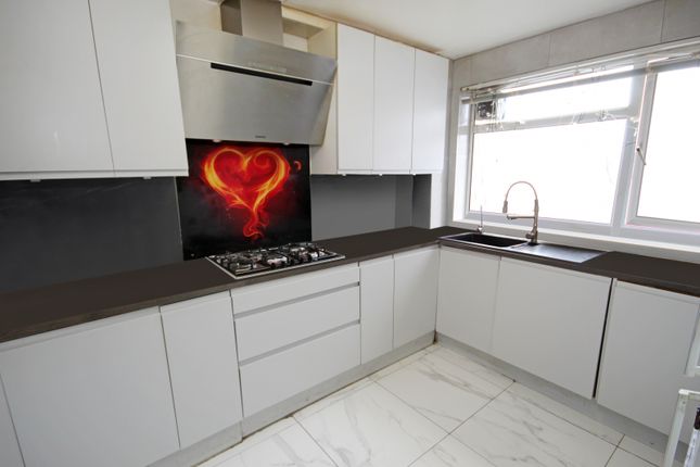 Flat to rent in Talisman Way, Wembley, Middlesex