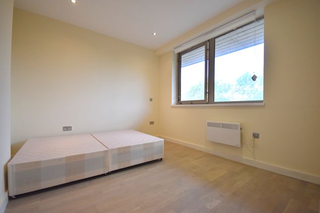 22, Cleeve Road, Leatherhead photo 4