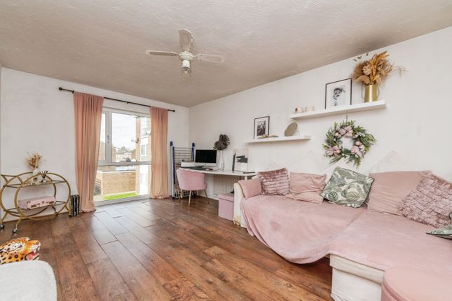 16 Larkspur Court, Candytuft Road, Chelmsford photo 3