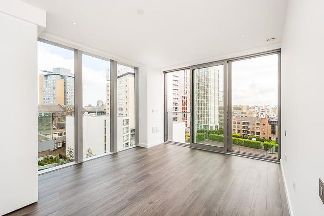 Flat for sale in Chaucer Gardens, London