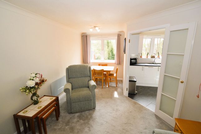 Flat 55 Hart Dene Court, Bagshot photo 3