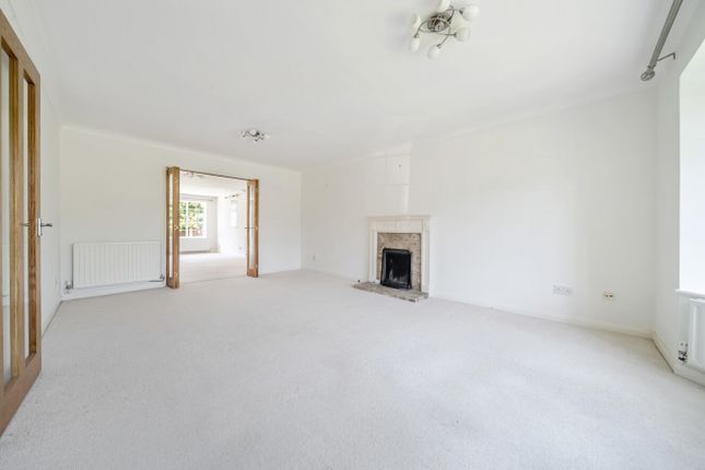 24, Phillips Close, Godalming photo 3