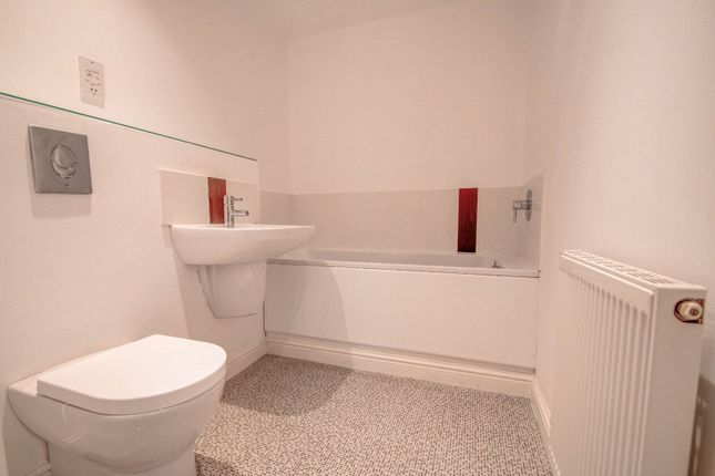 Flat for sale in Mount Pleasant, Southcrest, Redditch, Worcestershire