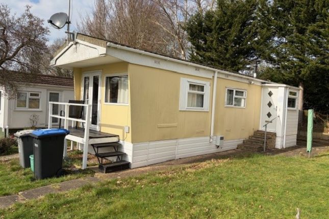 Studio caravan on 30 Rose Park, ADDLESTONE, £89,950