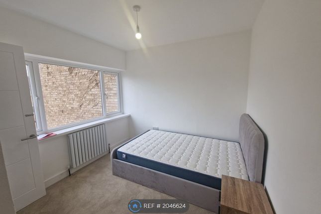 Room to rent in Louise Gardens, Rainham