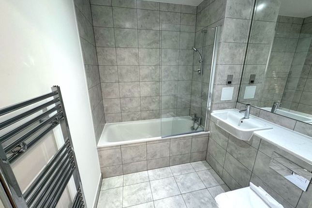 42 Ensign Court, Ensign Steet, London photo 3