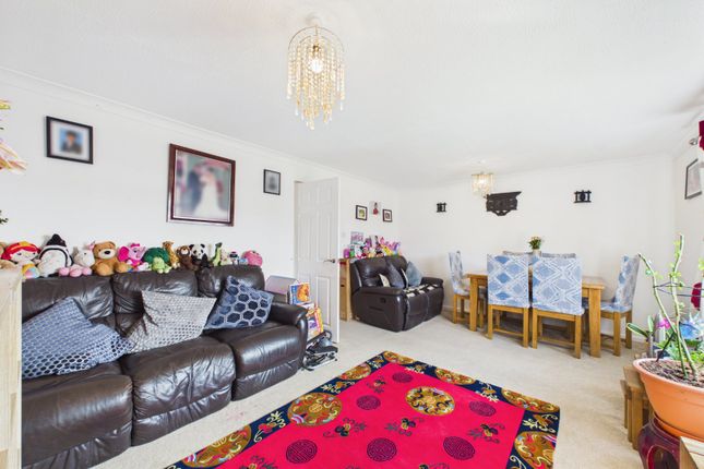 21, Moor Close, Sandhurst photo 3