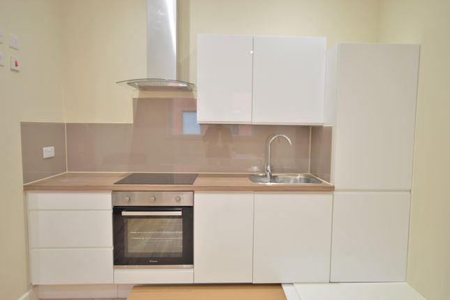 Flat 18 Princes House, 15 High Street, Slough photo 4