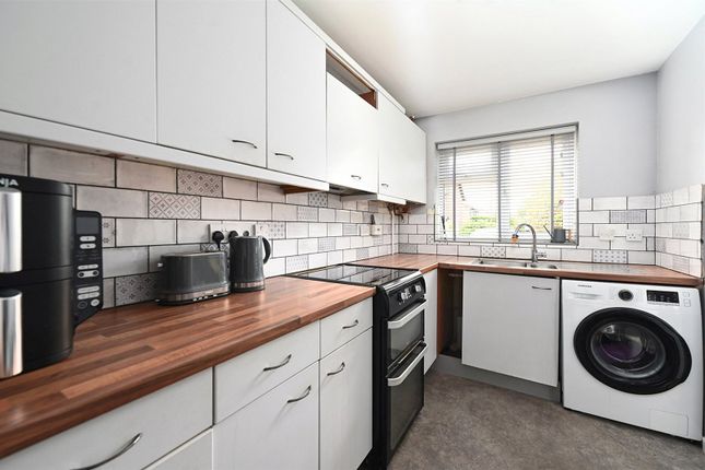 34, Kingfisher Walk, Guildford photo 2