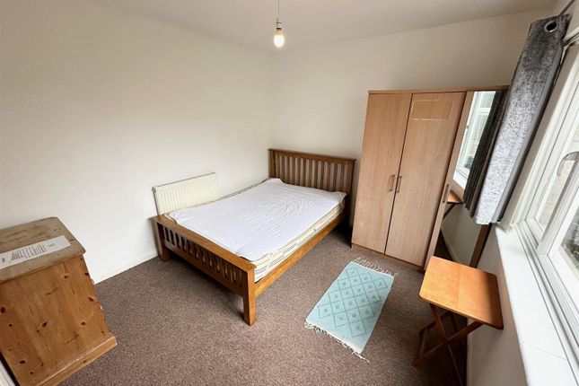 Room 2, 45, The Coppice, Yiewsley photo 3