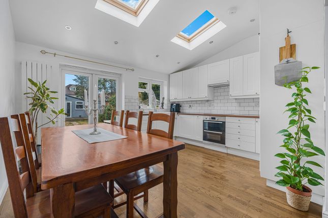 8 Sussex Avenue, Isleworth photo 3