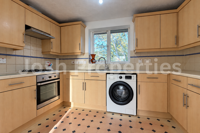 Heathside Close, Ilford photo 3