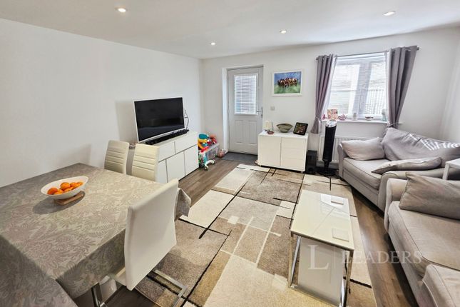 69, Newland Avenue, Hertfordshire photo 2