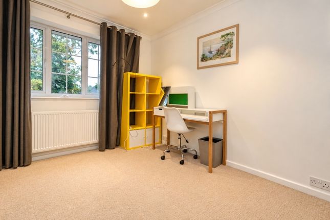 Sugden Road, Thames Ditton photo 5