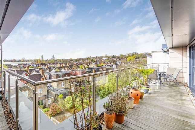 Flat for sale in Arthur Road, London