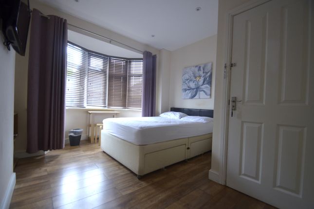 Thumbnail Room to rent in Pinglestone Close, Harmondsworth, West Drayton