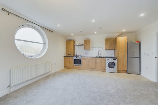 6, Owen Court, Horsham photo 3