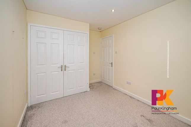 Flat to rent in The Gowers, Amersham