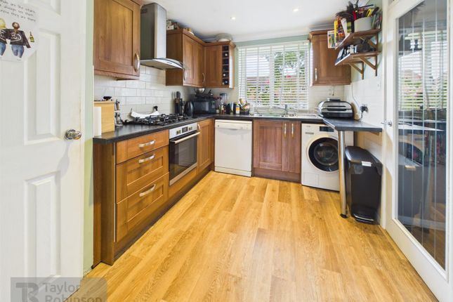 13, Bodiam Close, Crawley photo 4