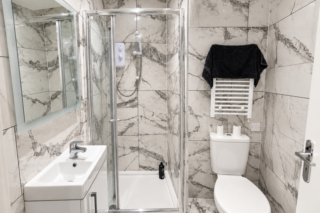 Flat 5, 5D, Park Avenue, Egham photo 3