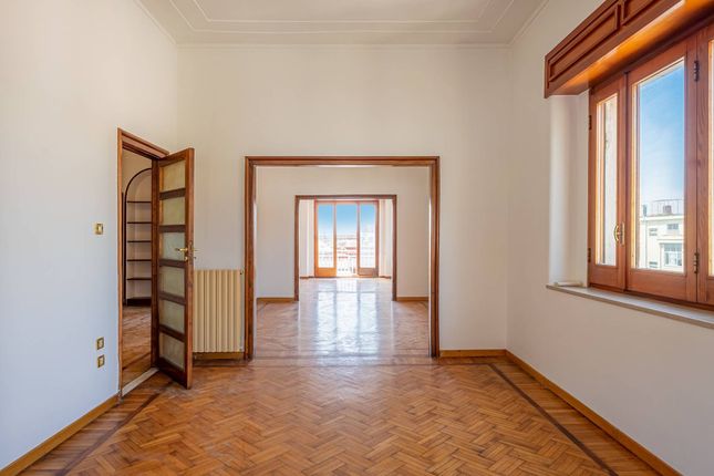 Thumbnail Apartment for sale in Via Vincenzo Cuoco, Napoli, Campania