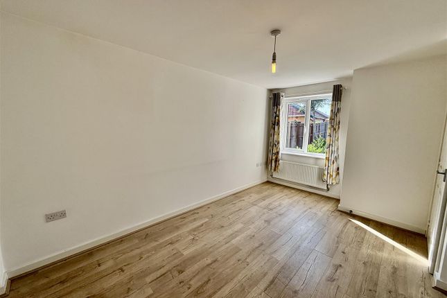 21, Skylark Way, Mansfield photo 3