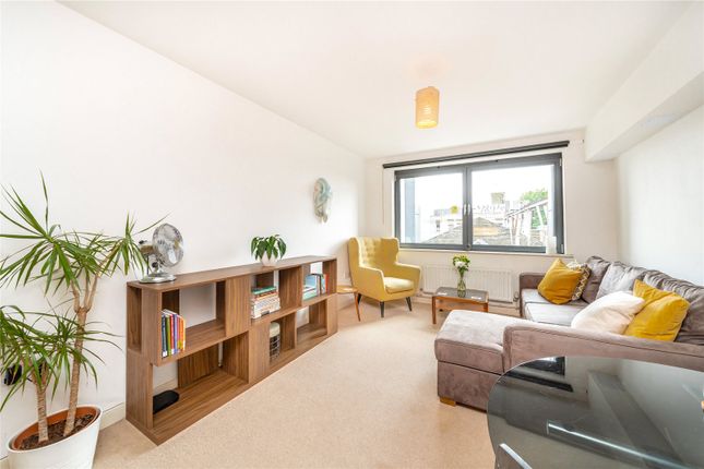 Flat 17, Bristow Court, 14, Triangle Road, London photo 2