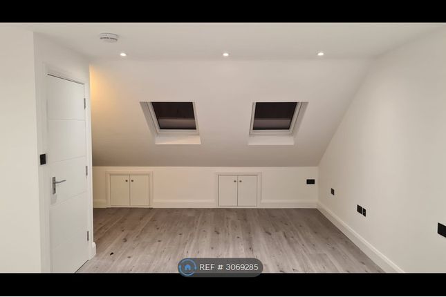 Flat   Hunters Grove, Harrow photo 3