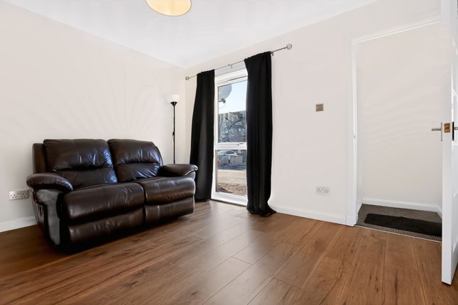 26 Towers Court, Falkirk photo 5