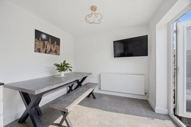 24 Oakeneaves Avenue, Rossendale photo 3