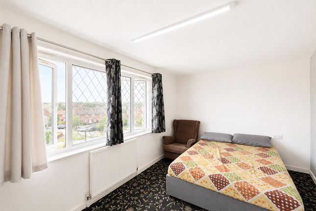 187, Harlech Gardens, Heston photo 4